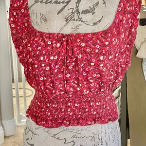 American Eagle Outfitters Red Floral Ditsy Blouse Sz Small Off-Shoulder Cropped thumbnail 5