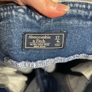 ABERCROMBIE & FITCH Women’s Ultra‎ High Rise Mom Jeans with Belt Size 4/27 thumbnail 4