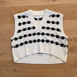 L’Academie - Danelea Cropped Sleeveless Vest in Ivory & Black thumbnail 1