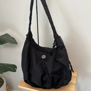Lululemon Sackasana Black Nylon Shoulder Bag thumbnail 6