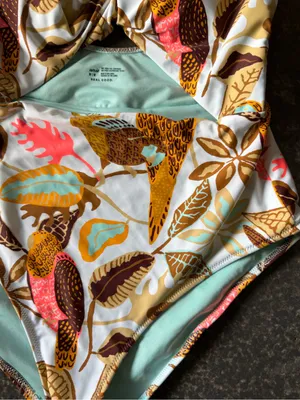 Aerie Women’s Medium Floral Cut Out One Piece Ruffle Swimsuit Twist thumbnail 6