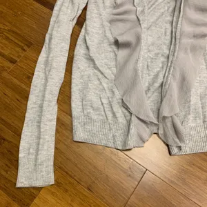 Abercrombie & Fitch Cardigan Womens Size Small‎ Ruffle Front Knit Sweater Gray thumbnail 2