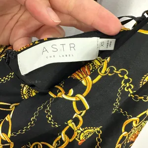 ASTR the Label Chain Reaction Black‎ and Gold Chain Print Mini Dress Womens XS thumbnail 2