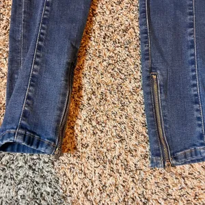 We The Free Bella Moto Mid Rise Skinny Jeans Size 24 Zippers Detail Denim‎ thumbnail 2