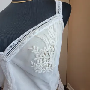 Elegant White And Off White Lace Top Cropped SRV X FTF Sz 1 NWT thumbnail 2