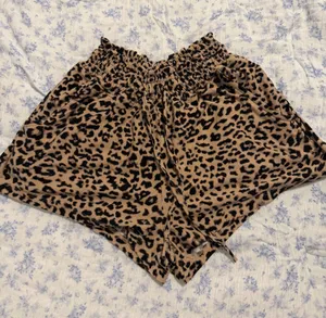 Derek Heart Cheetah print shorts thumbnail 1