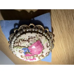 VTG‎ Victorian Oval White Porcelain Brooch Pin Courting Couple Gold tone Pearl thumbnail 3