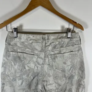 Hollister Low-Rise Baggy Camo Shorts Grey‎ White Leaf Print Frayed Hem Sz 4R W27 thumbnail 7