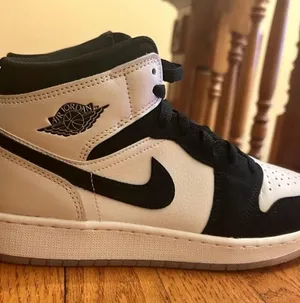 Nike Air Jordan 1 Mid - Black & White thumbnail 1