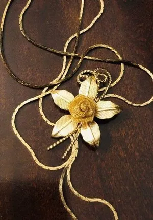 Vintage Flower Gold Tone Lariat Necklace thumbnail 1
