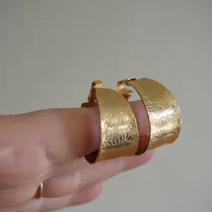 Vintage Gold Tone Textured Wide Clip On Hoop Earrings Floral Pattern Retro Boho‎ thumbnail 2