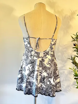 Vintage Y2K Victoria's Secret Black and toile White Floral Lace nightie thumbnail 2