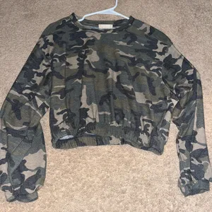 Altar'd State Cropped camo long sleeve top thumbnail 2
