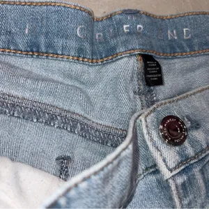 NEW White House Black Market Distressed Floral Embroidered Girlfriend Jeans 14 thumbnail 6