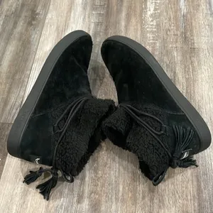 Kookaburra by Ugg Isana Short Black Suede Boots thumbnail 5