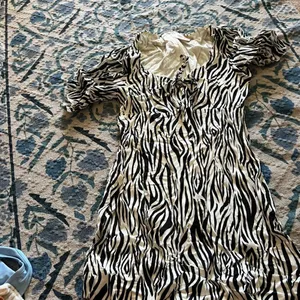Showpo size 4 dress‎ thumbnail 2