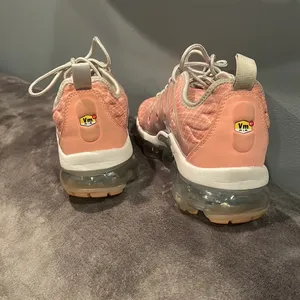 Nike air vapormax plus women’s size 7.5 thumbnail 6