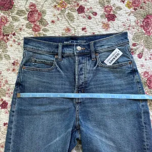 NWT Old Navy Extra High-Rise Sky-Hi Straight Denim Shorts thumbnail 5