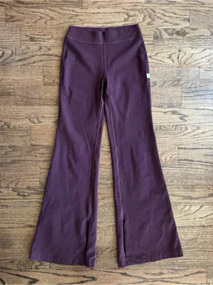 Vuori Plum Purple Split Hem flare leggings Mid Rise XS 00 0 2 Pilates Yoga Gym thumbnail 2