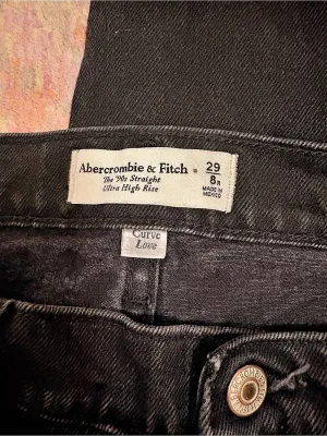 Abercrombie & Fitch Curve Love Ultra High Rise 90s Straight Jean thumbnail 5