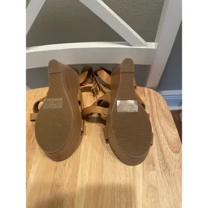 Pre-Owned Red Circle Women's Tan Leather Wedge Heels, Size 8.5, $15, B51 thumbnail 3