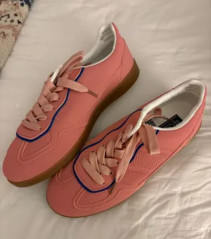 Pink sneakers Size 9 thumbnail 1