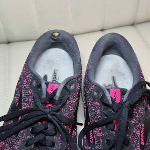 Brooks Women's Black and Pink Trainers thumbnail 8