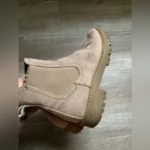 Cliffs Booties Chelsea Boots Tan Nude Beige Comfy Boots Size 7 M thumbnail 5