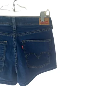 Levi's Women's Size 7 Waist 28 High Rise‎ Short Dark Wash thumbnail 4