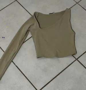 Zara Women‎ Tan Beige Ribbed Asymmetrical One-Shoulder Long Sleeve Crop Top M thumbnail 1