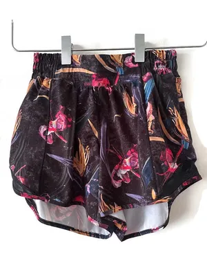 Lululemon Hotty Hot Shorts Size 2 thumbnail 2