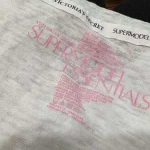 Victoria's Secret Victoria's Secret Vintage Supermodel Chicago Skyline White Graphic Tee thumbnail 10