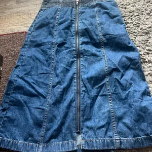 Madewell - Rigid Denim Zip Midi Skirt‎ in Farley Wash - Size 25 thumbnail 10