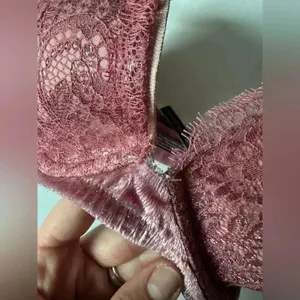 Victoria's Secret Women’s Plunge Dusty Rose Gold Metallic Pink Bra Size‎ 34 DD thumbnail 5