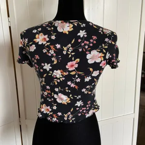 Riley & James Womens Top Size Medium Black Floral Print‎ Textured Crop thumbnail 2