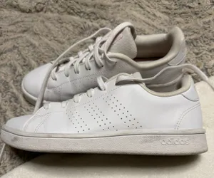 Adidas Advantage Base sneakers in white, featuring iconic perforated three-stripes and a low-profile silhouette. thumbnail 1