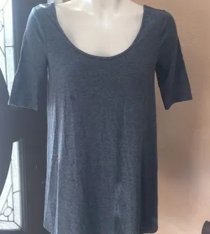 Old navy maternity T-shirt thumbnail 1