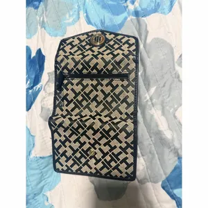 Tommy Hilfiger Envelope Wallet Womens One Size Black Beige Monogram Snap thumbnail 3