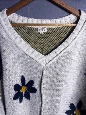 POL Daisy Knit V Neck Long Sleeve Sweater. Size Medium thumbnail 5