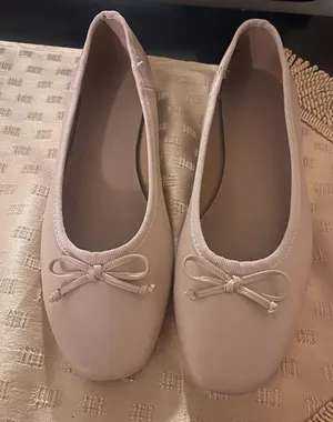Elegant Cream Ballet Flats Size 7 thumbnail 1