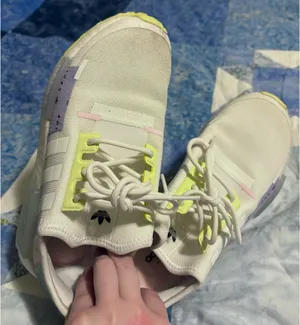 Adidas Women’s NMD R1 Shoes 5.5 thumbnail 4