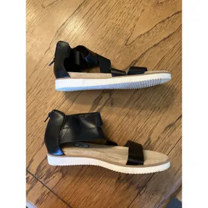 Time And Tru Women’s Black Leather Strappy Zip Sandals Wide Width US 9 W thumbnail 5