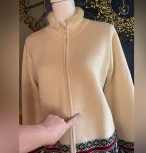 Vintage Pendleton Cream Sweater w/ Black &Red Accents Size S. 100% Virgin Wool thumbnail 6