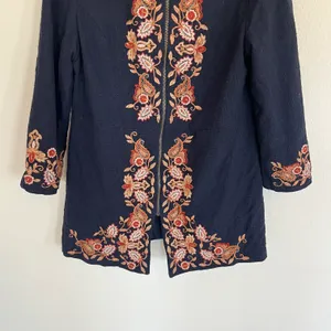 Chico’s Navy Blue Floral Embroidered Detail Jacket Size Medium thumbnail 4