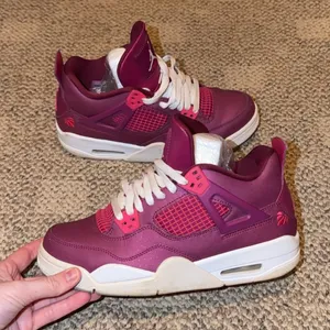 Jordan Retro 4 Valentine’s Day thumbnail 1