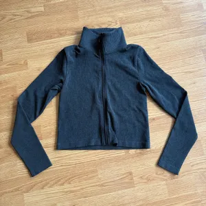 Halara OneForm Seamless Flow Zipper Long Sleeve Yoga Warming Jacket thumbnail 3