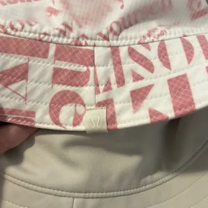 Lululemon NWT S/M Both Ways Reversible Bucket Hat in Manifesto Print &‎ Bone thumbnail 12