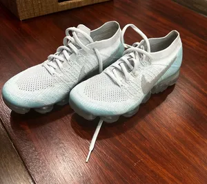 Great Nike Air VaporMax Flyknit in a white/teal colorway size 10 for women thumbnail 1