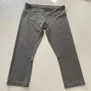 Lululemon Gray Cropped Leggings Size 10 Athleisure Activewear Yoga Pants thumbnail 1