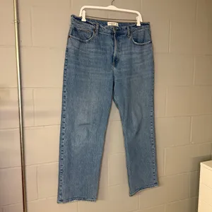 Abercrombie & Fitch The Vintage Straight High Rise Jeans Medium Wash Size 32/14R thumbnail 4